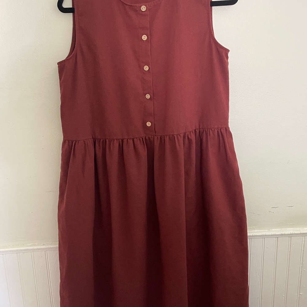 Elegant Sleeveless Button-Down Dress